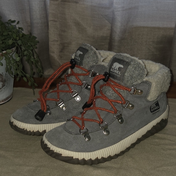 Sorel Kids  size 4 Boots in Gray suede with Orange Accents - Picture 3 of 10
